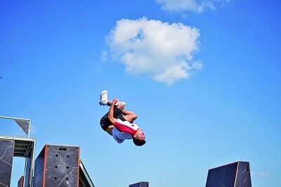 一群年轻人, 中国选手富 一群年轻人, 中国选手富